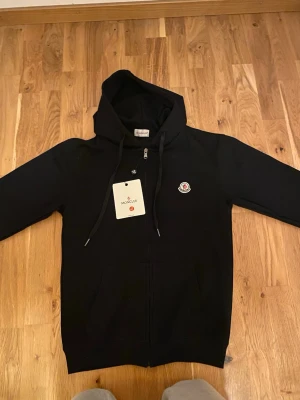 Moncler zipper hoodie - Det här är en helt ny moncler zipper hoodie aldrig använd. Den är väldigt bra kvalitet och passar bra. Det är en bra jätte bra replika!