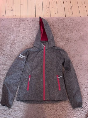 Jacka - En jätte fin vår/höst jacka med avtagbar luva. Det är en funktions jacka alltså vattenavvisande och klarar vind. Den är fleece fodrad. Den är i storlek 152 och väldigt bra skick. 🥰