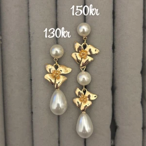 Guldiga örhängen med pärlor och blommor - Par .