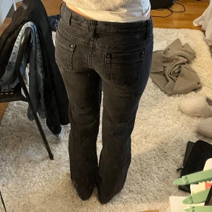Svarta bootcut jeans  - Super snygga jeans som tyvärr är försmå, köpta secondhand men står ”cordon” på lappen, bra sick knappt använda av mig💕
