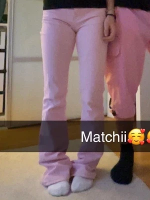 Ljusrosa bootcut jeans - Ljusrosa bootcutjeans. Inte säker på storlek men skulle tippa 34. 