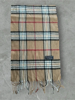 Burberry Halsduk - 💪🏽Skick:Mycket Bra!  📐Mått:Längd:166cm:Bred:34cm  📎Material:100%Lambswool  📦Skickar alltid inom 24h  💸Köp fler plagg för att få billigare pris  ✅Äkthetsgaranti