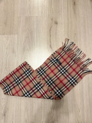 Burberry Scarf - Schysst burberry scarf men unika delatljer. Passar sig som vill sticka ut med din outfit, vid mer frågor skriv i Dm