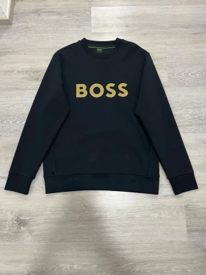 Hugo Boss - Sweatshirt – Size L - Selling this sleek BOSS sweatshirt in excellent condition ✨ It is new and worn only a couple of times, so there are no marks, no flaws, and it looks like new. The sweatshirt is 100% authentic Size: L Color: Black with gold BOSS logo 🖤✨.                 I will ship it immediately after purchase 📦💨