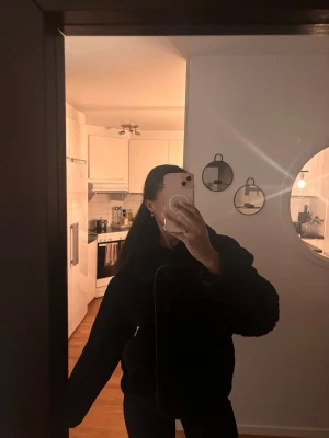 Svart pälsjacka  - Mysig och trendig svart pälsjacka  med stor krage och knäppning framtill. Jackan har en oversize passform och är tillverkad i fluffigt teddy-material som håller dig varm. Perfekt för att skapa en cool och avslappnad look under höst och vinter.