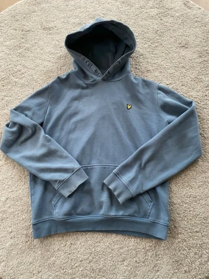Lyle & Scott hoodie - Fet himmelsblå hoodie från Lyle & scott. Skicket är bra bara använd ett fåtal gånger och inga hål eller märken. Storleken är 14/15 years men sitter som en XS.        Hör av er om ni har några frågor!          OBS‼️ tar emot prisförslag!