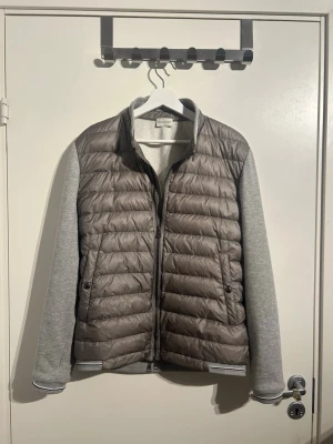 Grå Moncler cardigan - Äkta moncler cardigan. Storlek XL men passar mig som är 180 så ungefär storlek M. Möjligtvis lite stor på mig beroende på hur man vill ha den. Inga defekter och självklart är de bara att skriva. MVH Liam