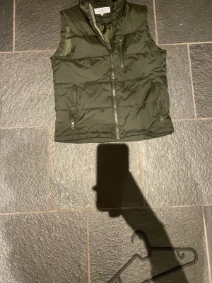 Grön väst från John Henric - Stilren mörkgrön dunväst från John Henric