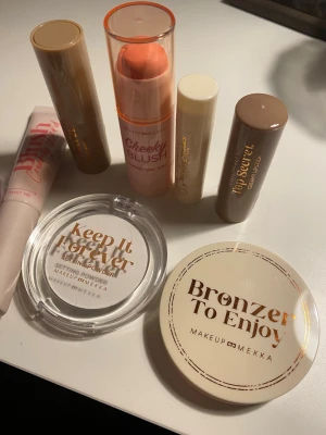 Makeup Mekka sminkset - Säljer ett sminkset från Makeup Mekka med flera produkter: blush i både stick och puderform, bronzer, setting powder och läpprodukter. Endast testade. 