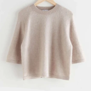 Stickad T-shirt - Säljer stickat t shirt från other stories, den är i princip nyskick då den knappast är använd samt att det är av bra material. Super snygg och passar till allt. Kan skicka egna bilder vid begäran🩷🩷