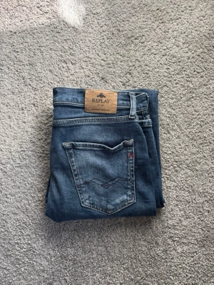 Blå jeans från Replay - Snygga blå jeans från replay, väldigt snygga för ett bra pris! Nypris: 999kr, Skick 8,5/10 Säljer på grund av att de är för korta för mig.