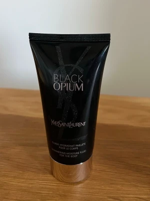 Black opium lotion - Black opium lotion med shimmer i, bara använd 1 gång. 50ml