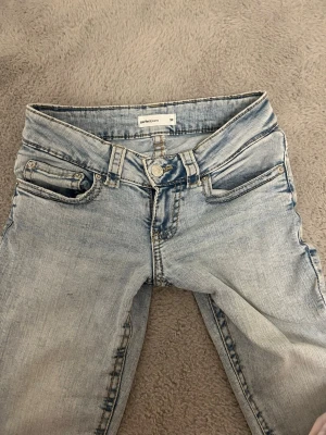 Ljusblå bootcut jeans  - Säljer ett par super snygga jeans från Gina dom är ljus blåa med en låg midija de är boutcut obs det är i  petit ! Säljer pga de är lite små men de funkar men de kommer ej till användning nu efter jul då jag fått nya skriv gärna för frågor och annat💗de har en lite defekt som man ser på bil de är använda fåtal gånger men de har de för jag ramla köpte för 500kr