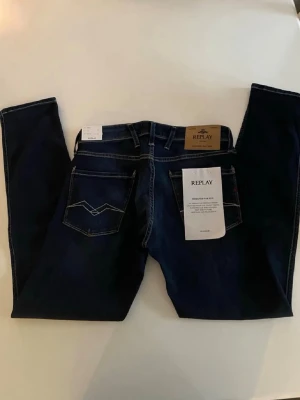 Helt nya Replay jeans - HELT NYA mörkblå jeans från Replay. Modellen heter ”Replay Anbass Slim”. | Storlek: 30, 32 | Helt nya, aldrig använda! Prislapp och andra lappar sitter kvar på jeansen. Säljer pågrund av att dem inte passar och inte går att lämna tillbaka. | Köpte för: 1299. Mitt pris: 899. | Om du har några frågor angående priset eller jeansen är de bara att höra av sig i pm. (Pris kan diskuteras vid snabb affär!)