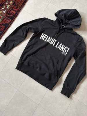 Helmut Land hoodie - Svart hoodie från Helmut Lang. Boxy fit, true to size. 