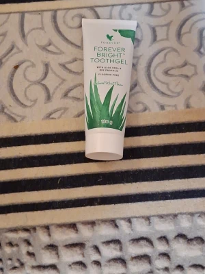 Forever Bright Toothgel aloe vera - Forever Bright Toothgel är en tandgel med aloe vera och bipropolis, utan fluor. Tuben är vit med gröna detaljer och rymmer 130 g. Smaken är naturlig mint och gelen ger fräsch andedräkt. Perfekt för dig som vill ha en mild och naturlig tandvård.