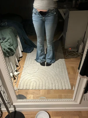 Ljusblå low waist jeans - Superfina ljusblå low waist jeans som jag har sytt om till bootcut. Priset är distribuerat, hör av dig vid frågor!🩷🩷🩷