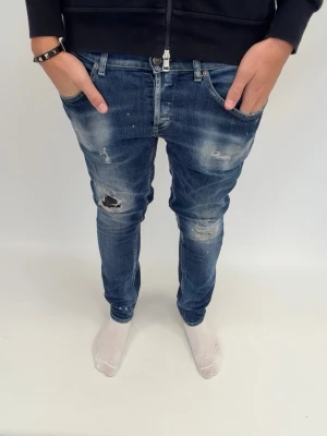 Dondup jeans George - Säljer du ett par riktigt shcyssta dondups som är riktigt goa nu till våren och sommaren me riktigt goa slitningar.  Skriv om ni har fler frågor 👍