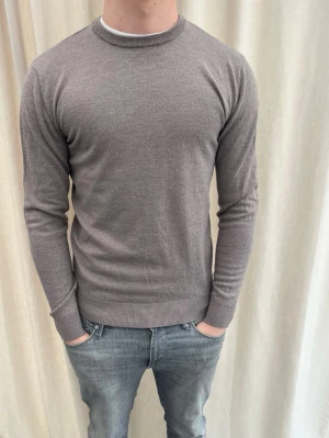 Stickad tröja från John Henric  - Riktigt snygg merinoulls tröja från John Henric. Sitter som M, står L i den. Personen på bilden är 184 cm lång. Skicka gärna prisförslag. Kika in min profil för mer schyssta plagg.