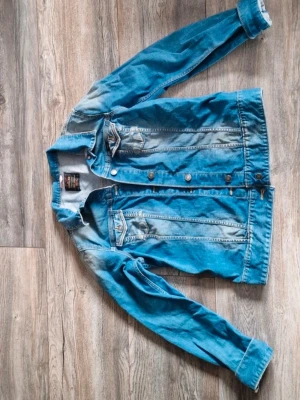 Blå klassisk jeansjacka - Snygga COOL  jeansjacka från Rare står stl 48 skulle säga M