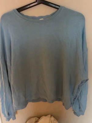 Ljusblå oversized sweatshirt - ‼️har en brun liten fläck på baksidan‼️En enkel och stilren ljusblå sweatshirt med rund halsringning och avslappnad passform. Tröjan har långa ärmar och ribbade muddar vid ärmslut och nederkant. Perfekt för en chill och casual look.