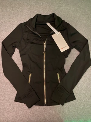 Lululemon Define Jacket - Helt nya oanvända storlek 4 (XS/S) köptes i Canada kan inte lämna tillbaka så säljer. 