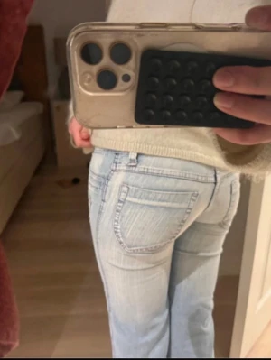 Ljusblå lågmidjade jeans - Jättesnygga lågmidjade jeans som inte kommer till användning.  Midjemått 38cm innerbenslängd 84 grenhöjd 18🥰🥰