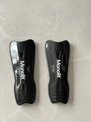 Monolit benskydd - 14 cm monolitbenskydd, ingen skada eller något. Använt i typ 1 månad