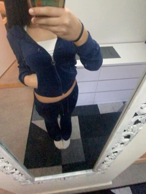 Mörkblå mjukis set - Super skönt och light weight material, använd 2 gånger, säljer för den inte kommer till användning💕