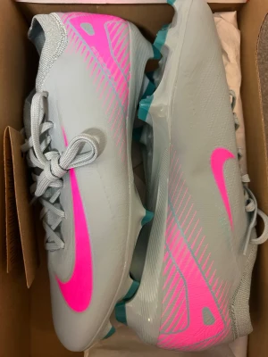 Nike fotbollsskor pro - Zm vapor 16 mercurial pro fg Nike. Skorna är köpta på originalpris av 1999kr. Säljer då de inte passar ,de har prislapp på och är jättesnygga. De är i storlek 40 dam och herr och har låg strumpa och premium comfort, info finns på sista sidan av bilderna . Ställ gärna frågor eller om bilder. Pris kan diskuteras.