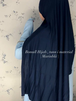 Marinblå hijab i bomull - Snygg marinblå hijab i tunt bomullsmaterial som ger ett luftigt och bekvämt intryck.  Lätt att styla och passar till många outfits.