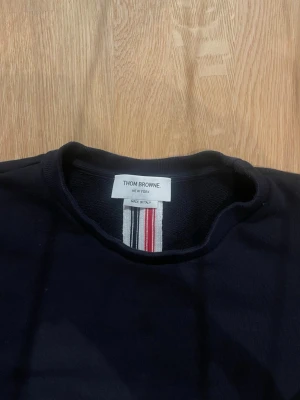 Thom Browne collegetröja - Säljer min jättefina Thom Browne collegetröja i skit bra skick. Passar mig (186 och 67 kg skit bra men funkar också perfekt på större/mindre personer med). Såklart äkta (kolla min TikTok @nomielis), nypris cirka 6000kr.