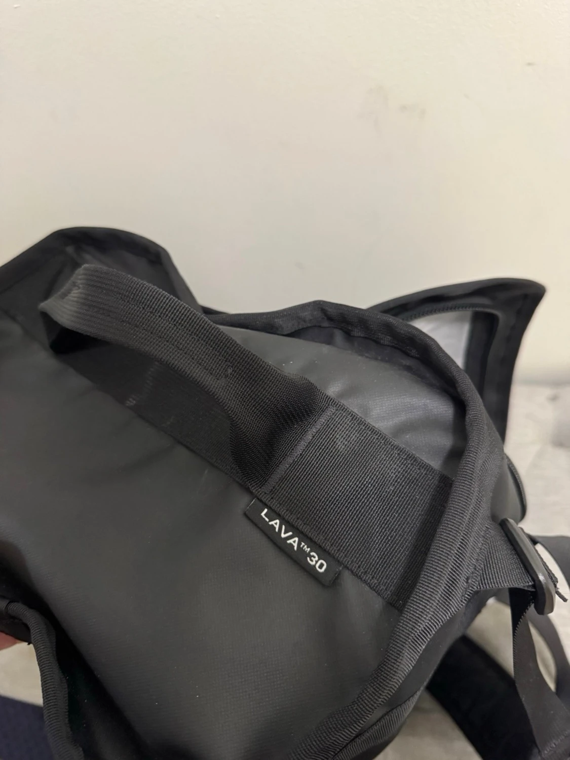 Svart duffelbag från Haglöfs Lava30 - 5