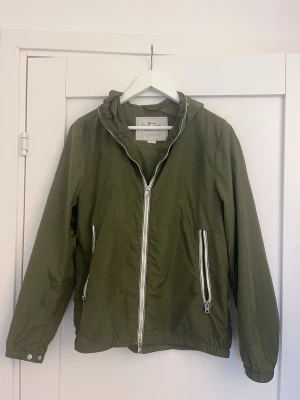Woolrich Windbreaker - Säljer en Olivgrön Woolrich Windbreaker som passar perfekt nu till våren. Använd sparsamt och har inga tecken på slitage, endast någon liten fläck på luvan som knappt syns . Nypris: 3600. Hör av dig vid frågor, pris kan diskuteras!😁