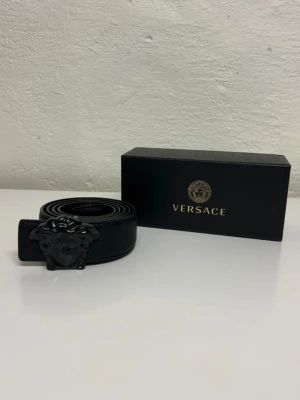 Versace Bälte  - Helt ny aldrig använd. Storlek 110. Snabb frakt endast bälte 