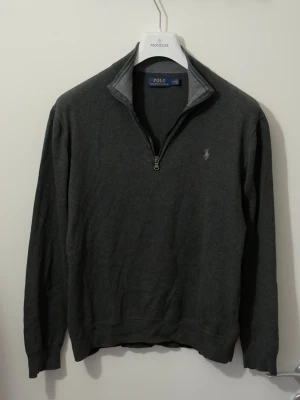 Ralph Lauren Half-Zip - Polo Ralph Lauren Half-Zip Tröja. I nyskick utan defekt. Storlek M. Nypris är ca 1700 kr. Skickar alltid samma dag eller nästa dag. Skriv för mer information eller frågor. Allt vi säljer är äkta kläder.  Om du fått fel vara eller en defekt produkt, kontakta oss direkt via Plick meddelanden. Vi hanterar ärendet snabbt och smidigt för att lösa det för din fördel.