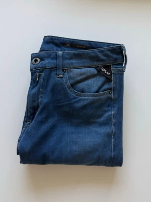 Replay Mörkblå Jeans - Snygga blå jeans från Replay. Jeansen har normal midja och raka ben. De är välbehandlade och har inga spår av skador eller större användning. Storlek: W30, L32.