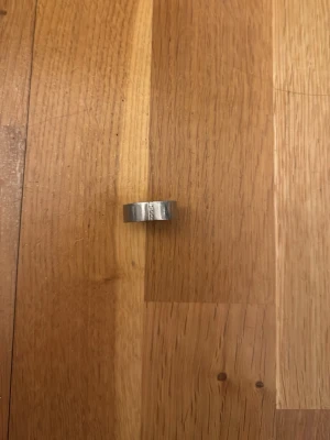 En vacker Edblad ring - Säljer en stilren och enkel ring i silverfärgad metall. Ringen har en slät, matt yta och är rund i formen. Passar dig som gillar minimalistiska accessoarer och vill ha något diskret men snyggt på fingret.