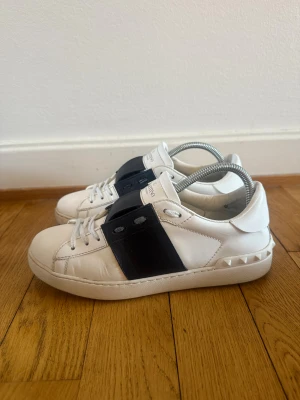 Valentino open sneakers  - Säljer nu dessa fina valentino skor | Storlek 40 | Färg: Marinblå | Super fint skick | Hör av er vid frågor 