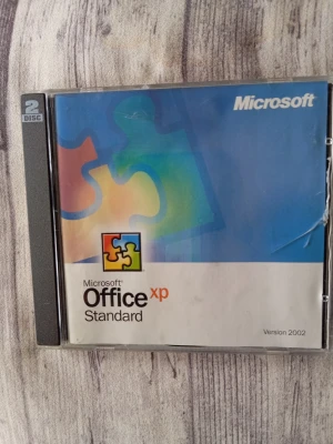 Microsoft Office XP Standard 2-disc - Microsoft Office XP Standard Version 2002 på två CD-skivor. Programvaran levereras i original plastfodral med färgglad framsida och Office XP-logga. Perfekt för dig som gillar retro och vill ha klassiska Office-program till din dator.