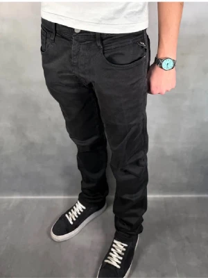 Replay Anbass jeans - Säljer ett par svarta jeans från Replay med storleken 32/32.