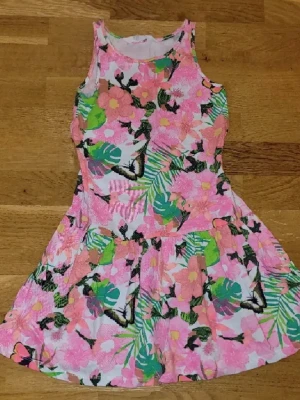 Klänning  - Klänning från H&M i storlek 122/128. Mycket fint skick