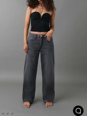 Vida grå jeans - Säljer ett par gråa jeans med breda, raka ben. Jeansen har klassisk femficksdesign och stängs med knapp och dragkedja. Materialet är denim i bomull och de har en avslappnad, trendig passform.