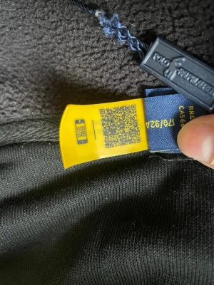 Svart dragkedja från Polo Ralph Lauren - Svart dragkedja från Polo Ralph Lauren med klassisk design och mjukt material. Tröjan har diskreta detaljer och en enkel look som passar till många olika stilar. Perfekt för alla typer av dagar när du vill ha något bekvämt och snyggt. Pris går att diskutera, min kamera är lite dåligt så därför de dålig kvalitet på bilderna!