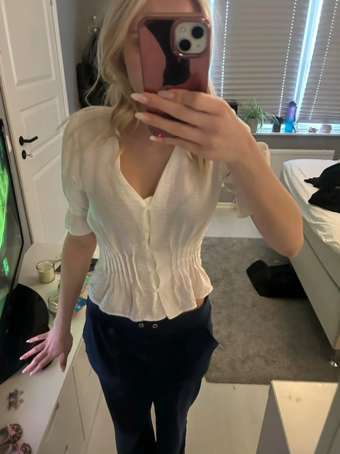 Vit smockad blus med puffärm