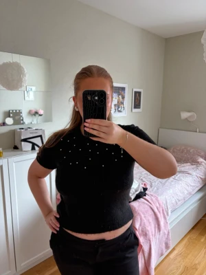 Svart tröja  - En superfin svart stickad tröja med lite stenar på från hm i storlek M. Bara testad så i mycket bra skick 💕