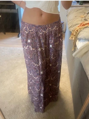 Mönstrad långkjol  - Supersnygg mönstrad långkjol med stretch i midjan. Kjolen är ca 86 cm lång och är ca 37 cm rakt över midjan. Inga defekter. Köpt här på Plick. Obs!! Första bilden är tagen från förra säljarens annons. Lämna prisförslag!💓