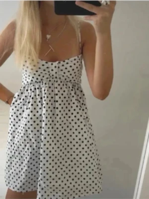 Vit prickig klänning Zara - Sommarklänning från Zara, storlek S💕