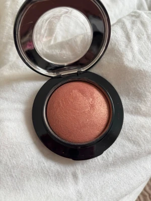 MAC  rouge - Rouge/blush från MAC i en varm persika färg med shimmer, i färgen LOVE JOY. Den är enkel att blenda ut på kinderna. Jag har bara testat två gången men sen aldrig använt den igen. Pris kan diskuteras vid snabbköp.