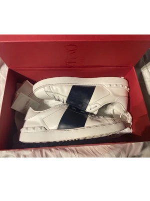 Valentino Open - Valentino Open  ✅Skick: 8,5/10  ✅Storlek: 43  ✅Färg: Navy|Box, två dustbags och brev medföljer. Givetvis äkta, pris går att förhandlas, och bara att höra av sig vid eventuella frågor eller funderingar!